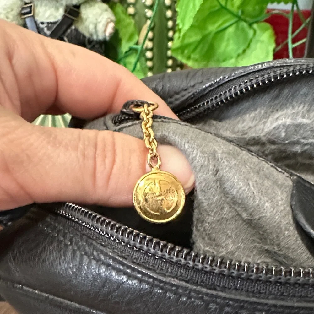 Gucci Jackie vintage Black Leather Shoulder Bag with Gold Detail - Picture 11 of 16